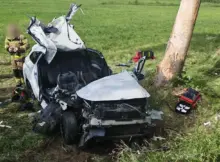 Tragiczny wypadek w miejscowości Mokrzk w powiecie płockim. Na zdjęciu widać rozbite auto.