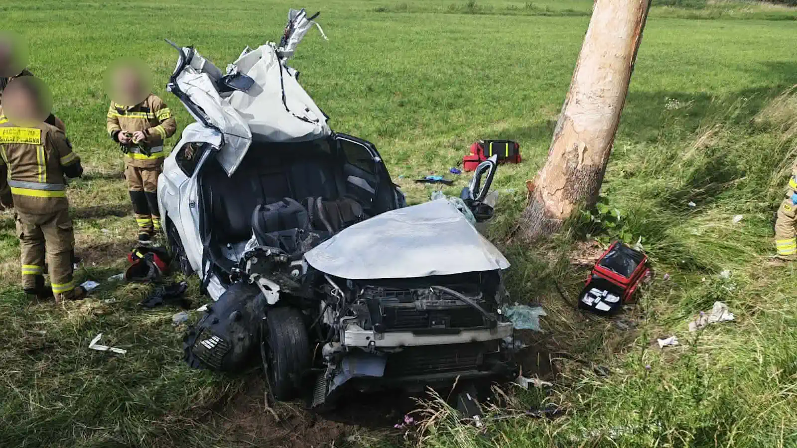 Tragiczny wypadek na Mazowszu. Jedna osoba nie żyje, LPR w akcji. Kierowcy wyprzedzali w tym samym czasie