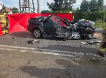 Tragiczny wypadek w Dzierzążni na Mazowszu. Zdjęcie przedstawia rozbity samochód.