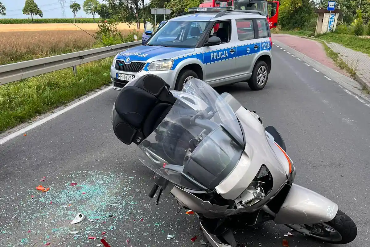 Mazowsze: motocyklista uderzył w tył osobówki. Kierowca jednośladu trafił do szpitala, zamknięta trasa, objazdy