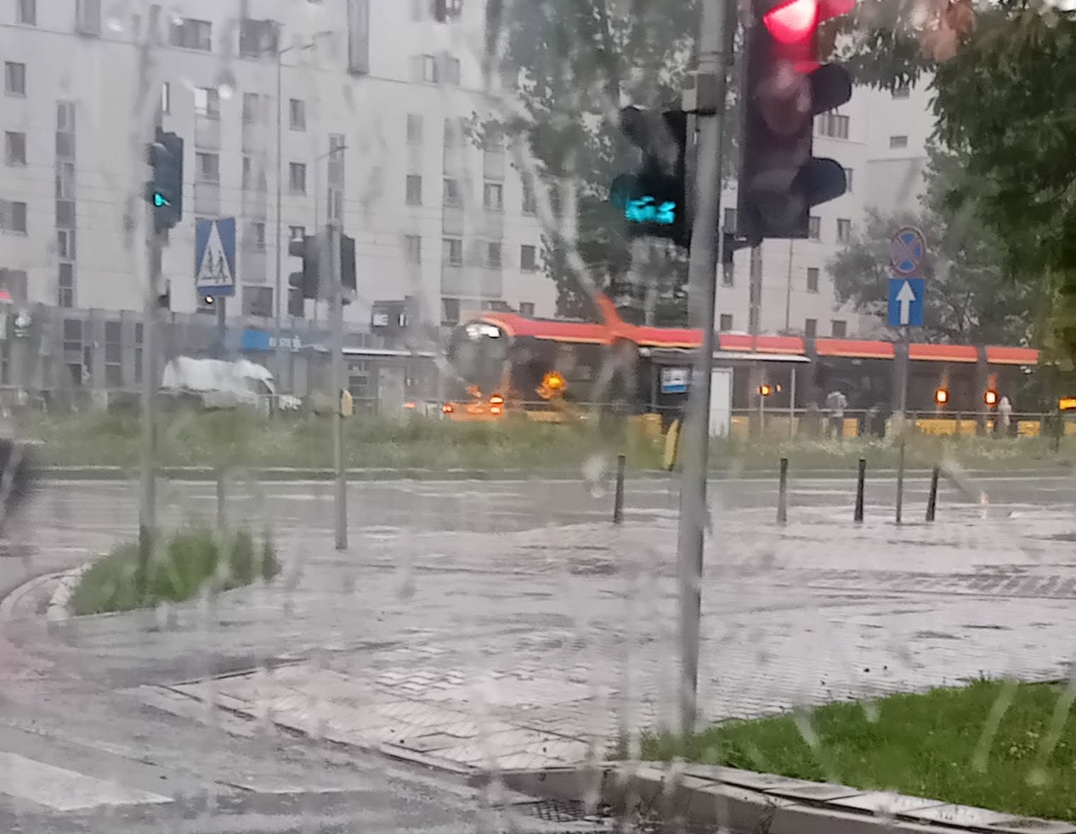 Burza dotarła pod Warszawę. Mieszkańcy pokazują, gdzie leje najmocniej. „Potężna ulewa i burza”