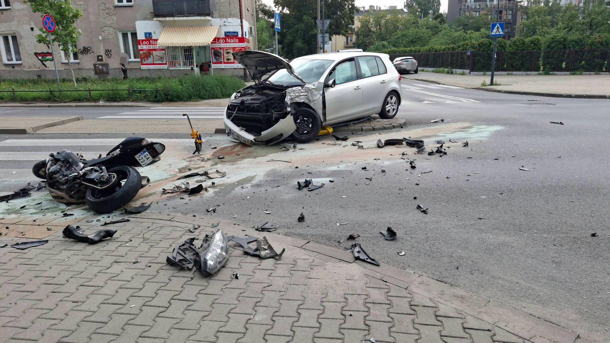 Motocyklista w ciężkim stanie po zderzeniu z autem na Pradze-Południe. Dramatyczny wypadek o poranku