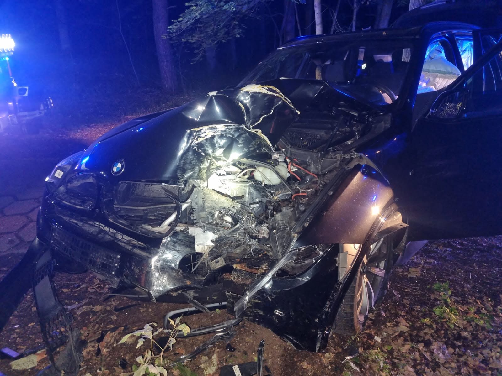 Potężnie rozbite BMW po nocnym zdarzeniu. Auto zostało doszczętnie zniszczone