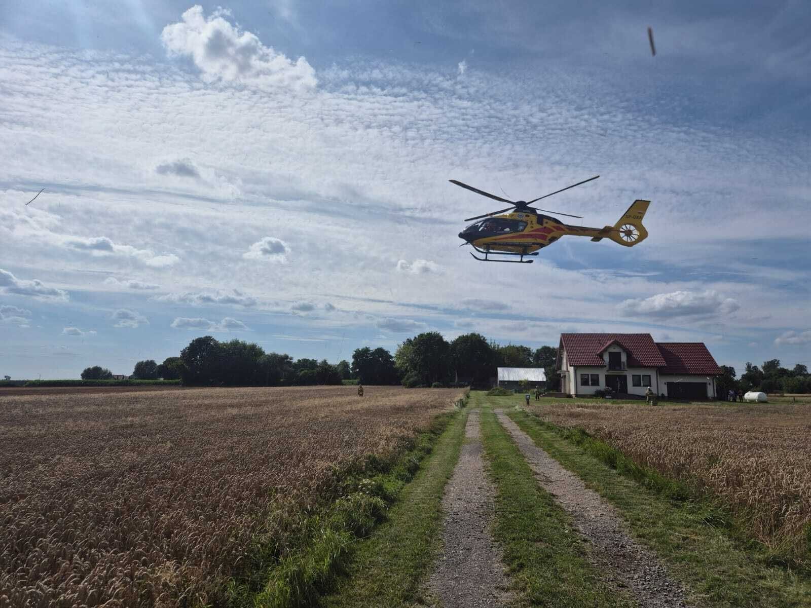 Pilne. Wypadek podczas skoku spadochronowego w Chrcynnie. Poszkodowaną osobę zabrał śmigłowiec LPR