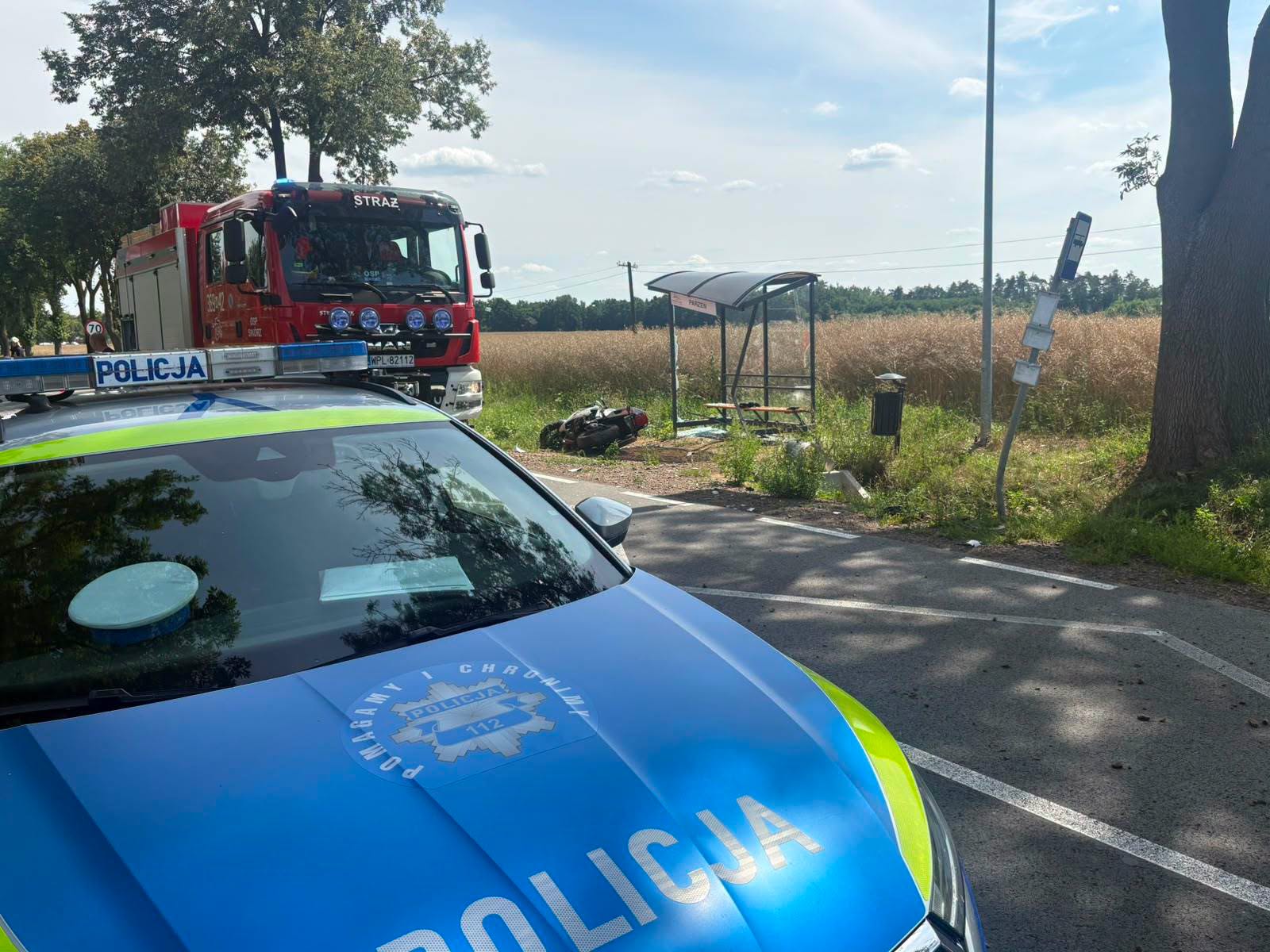 Motocyklista uderzył w przepust i przystanek autobusowy. Droga jest całkowicie zablokowana