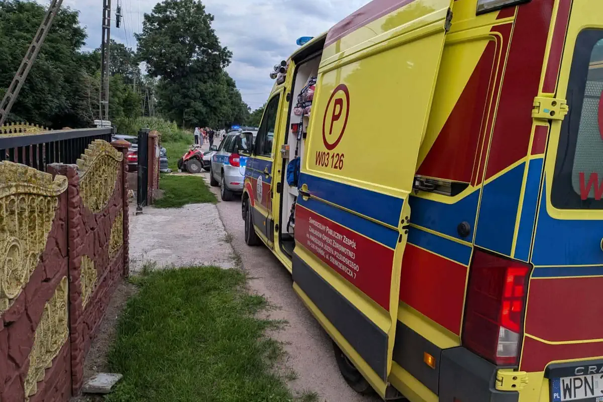 Nastolatek na quadzie uderzył w dwa auta i ogrodzenie. Wezwano śmigłowiec LPR. Poszkodowany w stanie ciężkim