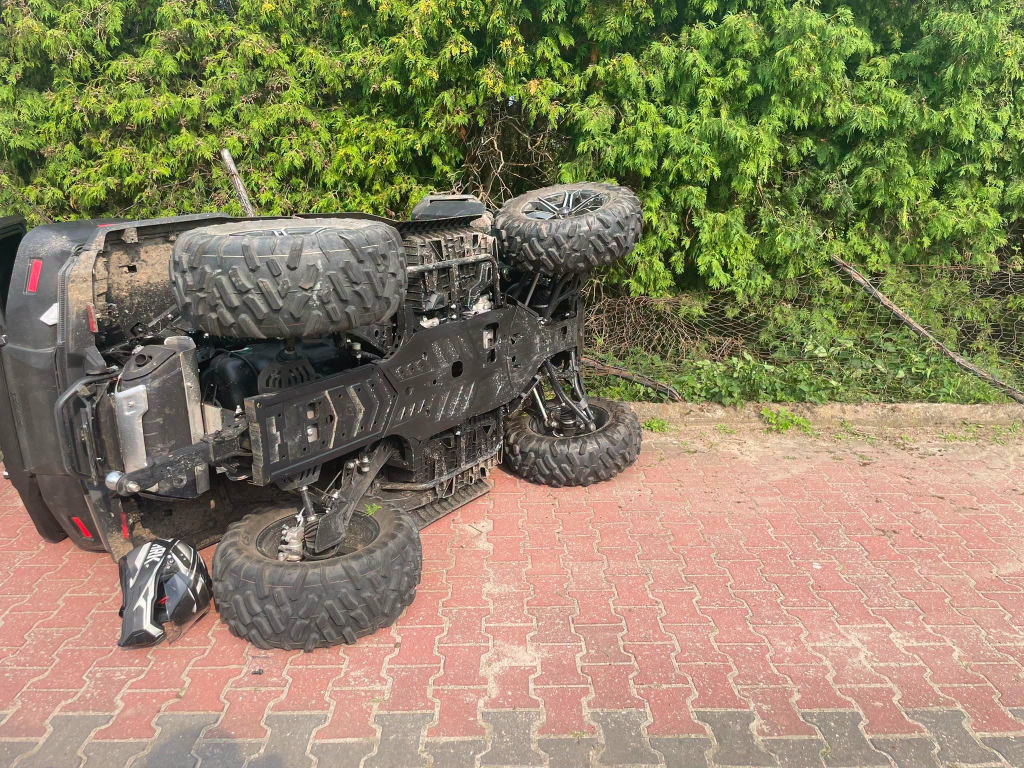 Groźny wypadek na Mazowszu. Quad uderzył w ogrodzenie