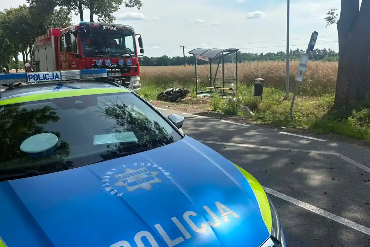 Groźny wypadek pod Warszawą. Motocyklista uderzył w przepust i przystanek. Droga zablokowana