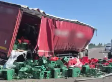 Wypadek na S7. Z ciężarówki wysypały się butelki.