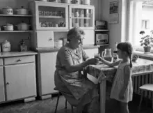 Babcia podaje wnuczce sok. Zdjęcie stylizowane, poglądowe.