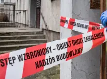 Taśma "Obiekt grozi zawaleniem". | Fot. Grafika wygenerowana przy pomocy AI.