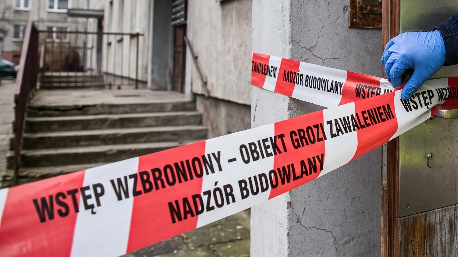 Nadzór budowlany zamyka blok w Warszawie. 44 rodziny na Ursynowie boją się, iż budynek się zawali