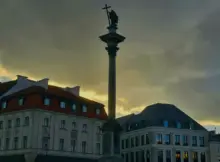 Trakt Królewski i Kolumna Zygmunta podczas zachodzącego słońca. Są chmury, zbliża się burza.
