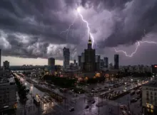Burza nad Warszawą. | Obraz wygenerowany przy pomocy AI.