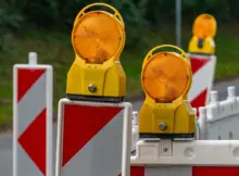 Remont drogowy. Zdjęcie przedstawia rozstawione barierki.