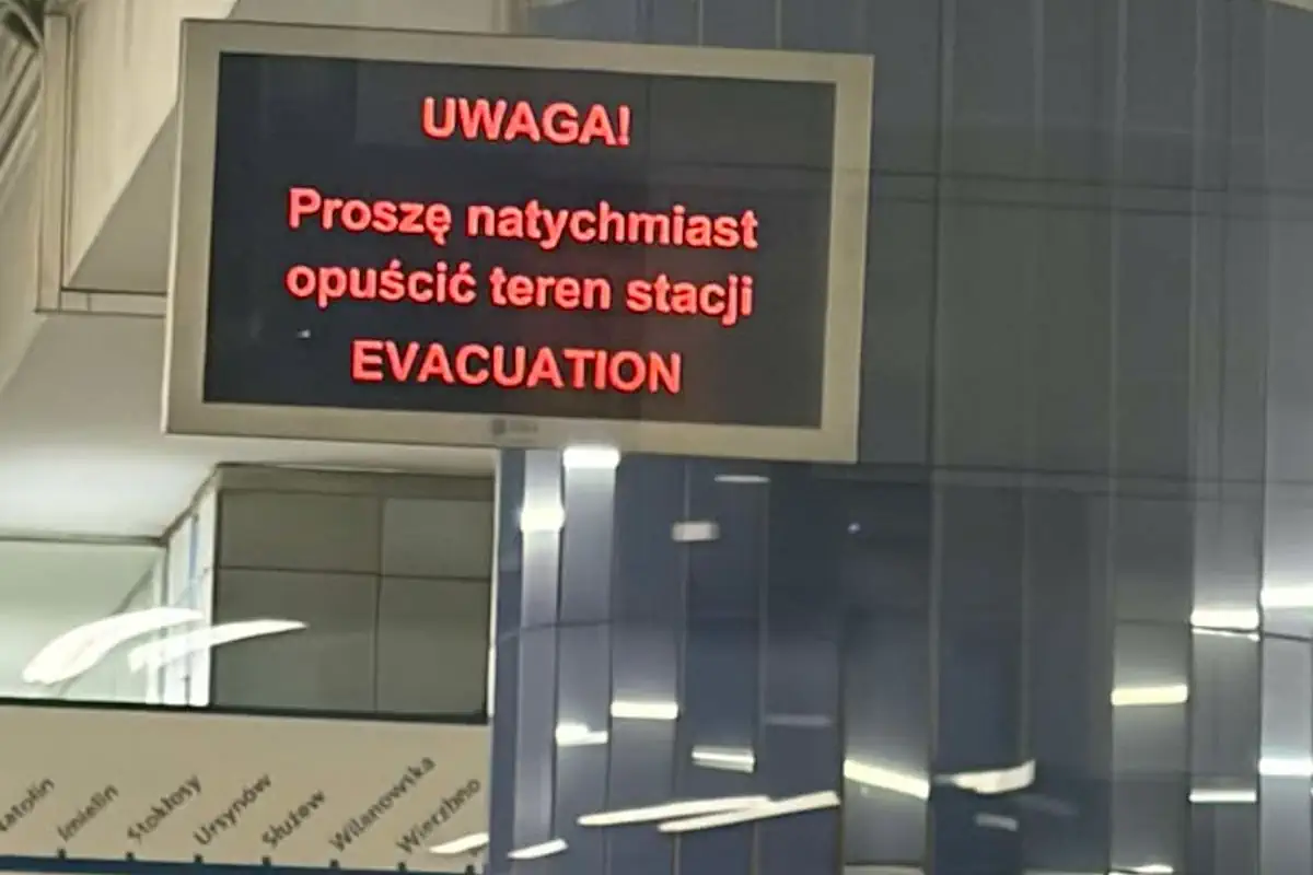 Pilne utrudnienia na linii M1. Mężczyzna wrzucił plecak na tory na stacji Metro Centrum