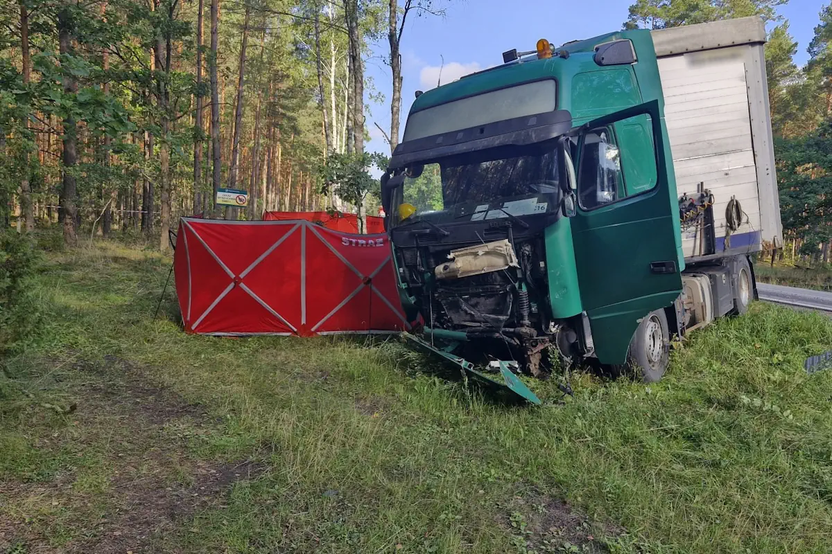 Czołowe zderzenie z ciężarówką. Kierowca zginął, droga zablokowana w obu kierunkach