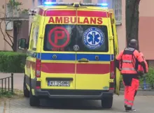 Ratownik medyczny przy ambulansie.