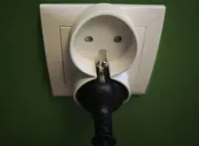 Gniazdka elektryczne z podłączonymi sprzętami. | Fot. Warszawa w Pigułce