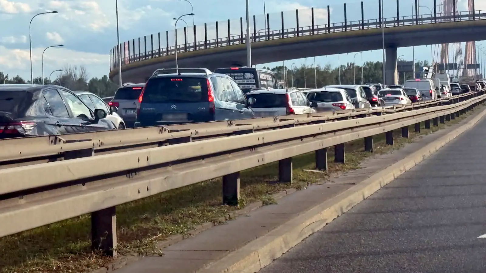 Ogromny korek na Moście Siekierkowskim.