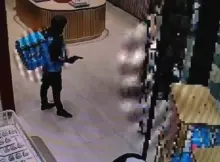 Napad na jubilera w Galerii Mokotów - zdjęcie z monitoringu. | Fot. Policja.