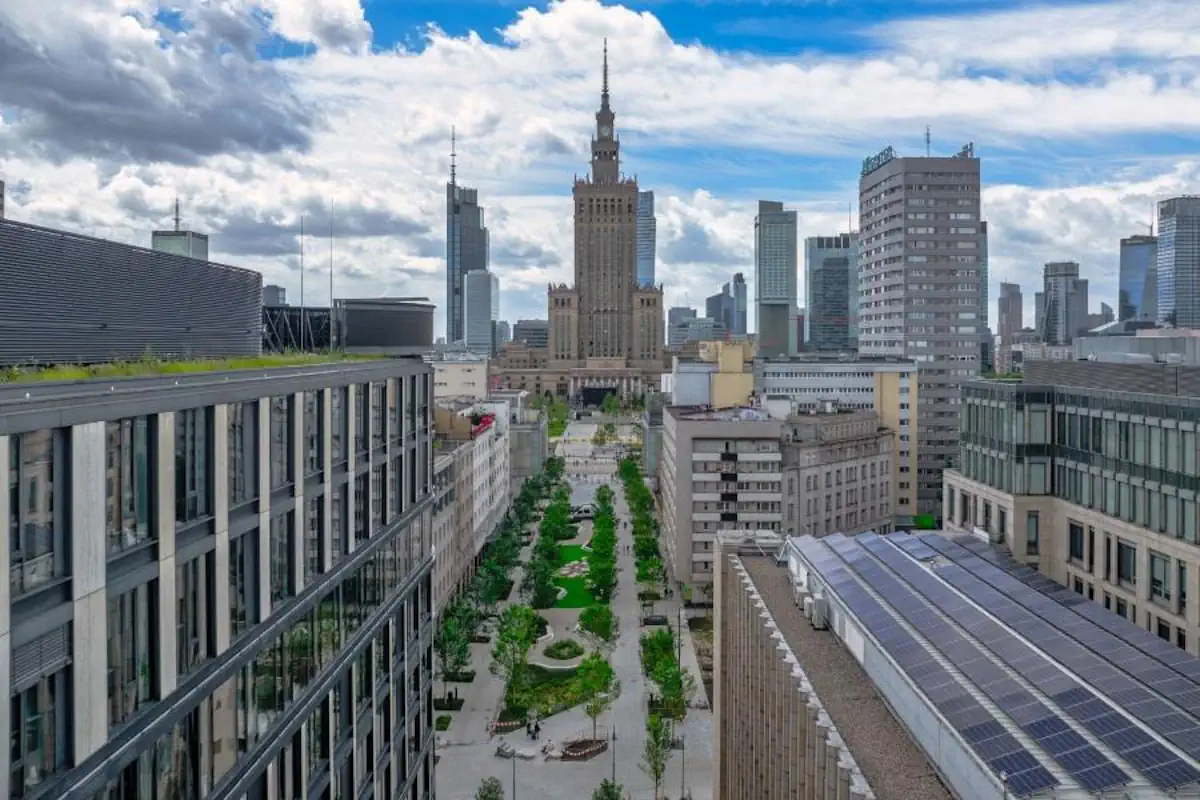 Złota w Warszawie prawie gotowa. Betonowy parking zamienił się w zielony deptak. Byliśmy na miejscu