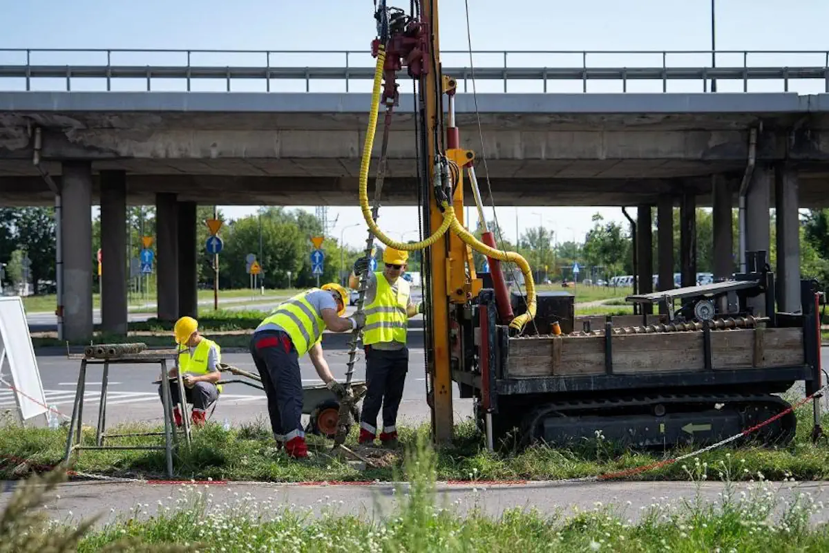 Geolodzy badają grunt pod metro. Tam niedługo pojedzie pociąg. Jest lista stacji linii M4 w Warszawie