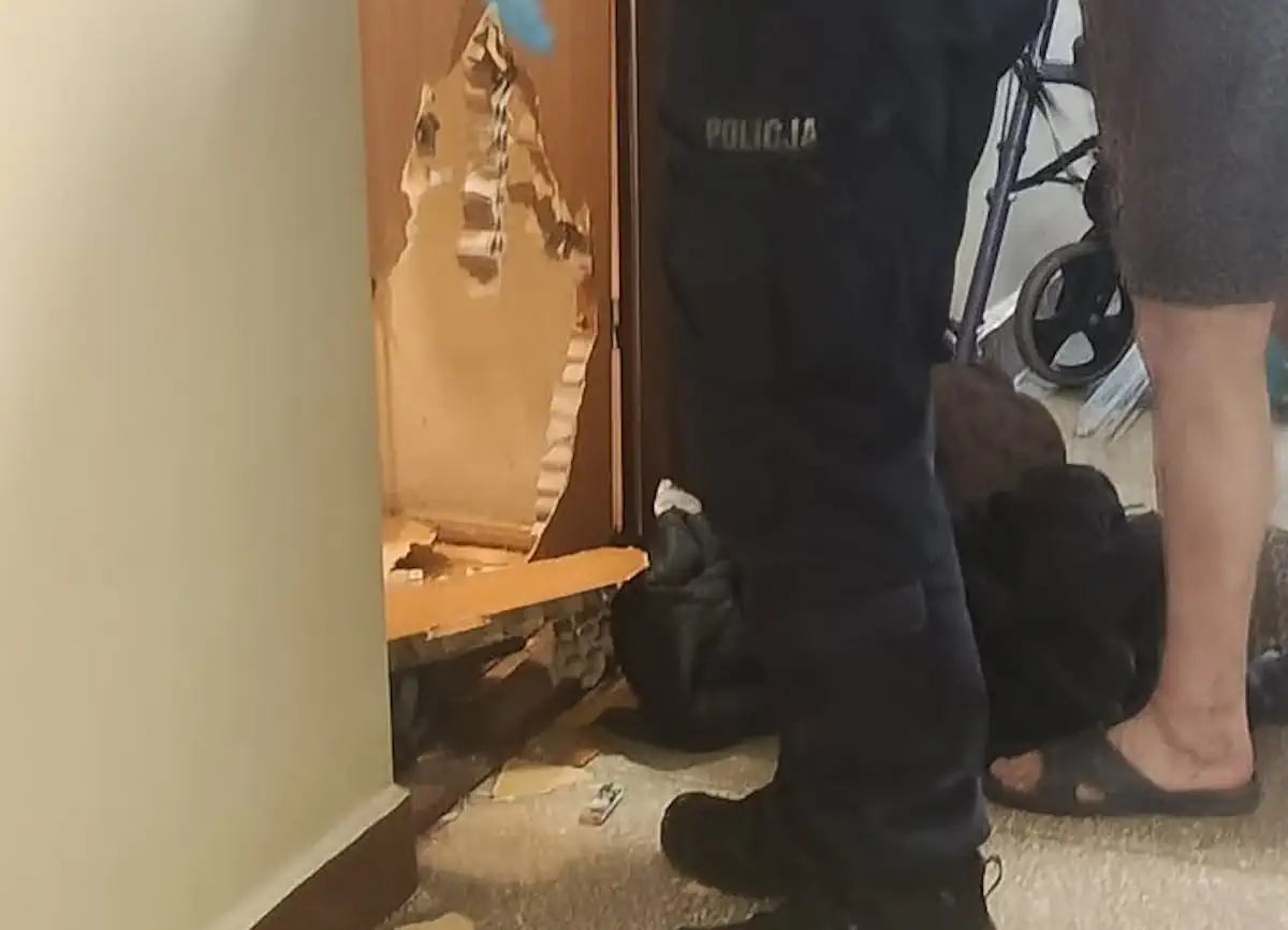 Horror na Mokotowie. Mężczyzna wybił dziurę w drzwiach i wdarł się do sąsiadki. Interweniowała policja