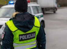 Policja na Litwie. Fot. Algimantas Barzdzius / Shutterstock.