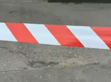 Taśma zagradzająca wjazd.