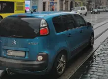 Samochód na Ukraińskich numerach rejestracyjnych. Zdjęcie wykonane w 2021 roku we Lwowie.