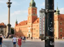 Uwaga! Upały. Przygotuj siebie i bliskich. Obraz przedstawia termometr na Starym Mieście w Warszawie, który wskazuje 40 stopni.