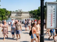 Upały w Warszawie. Pałac na Wodzie w Łazienkach Królewskich. Zbliżenie na termometr, który pokazuje 42 stopnie.