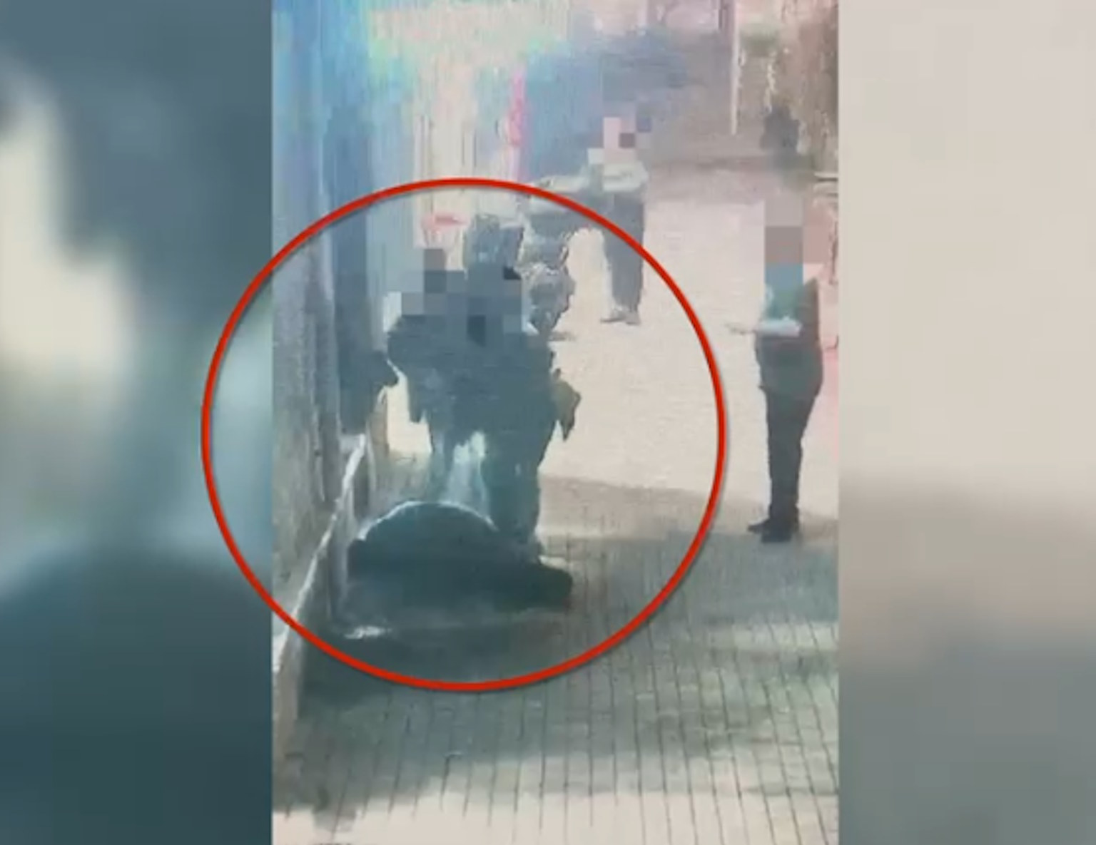 Szok w Warszawie. Gdy mężczyzna walczył o życie, mieli go okraść i zostawić bez pomocy