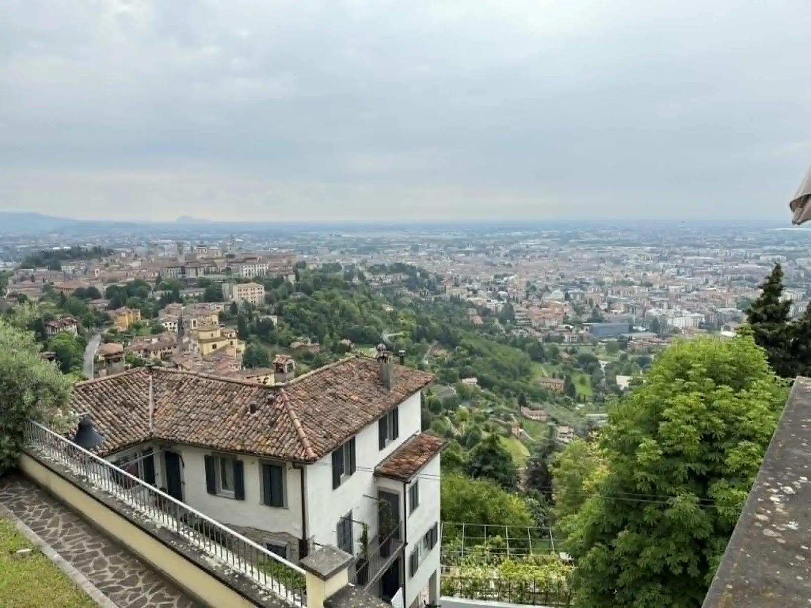 Włochy, Bergamo, panorama, widać typowe włoskie okiennice.