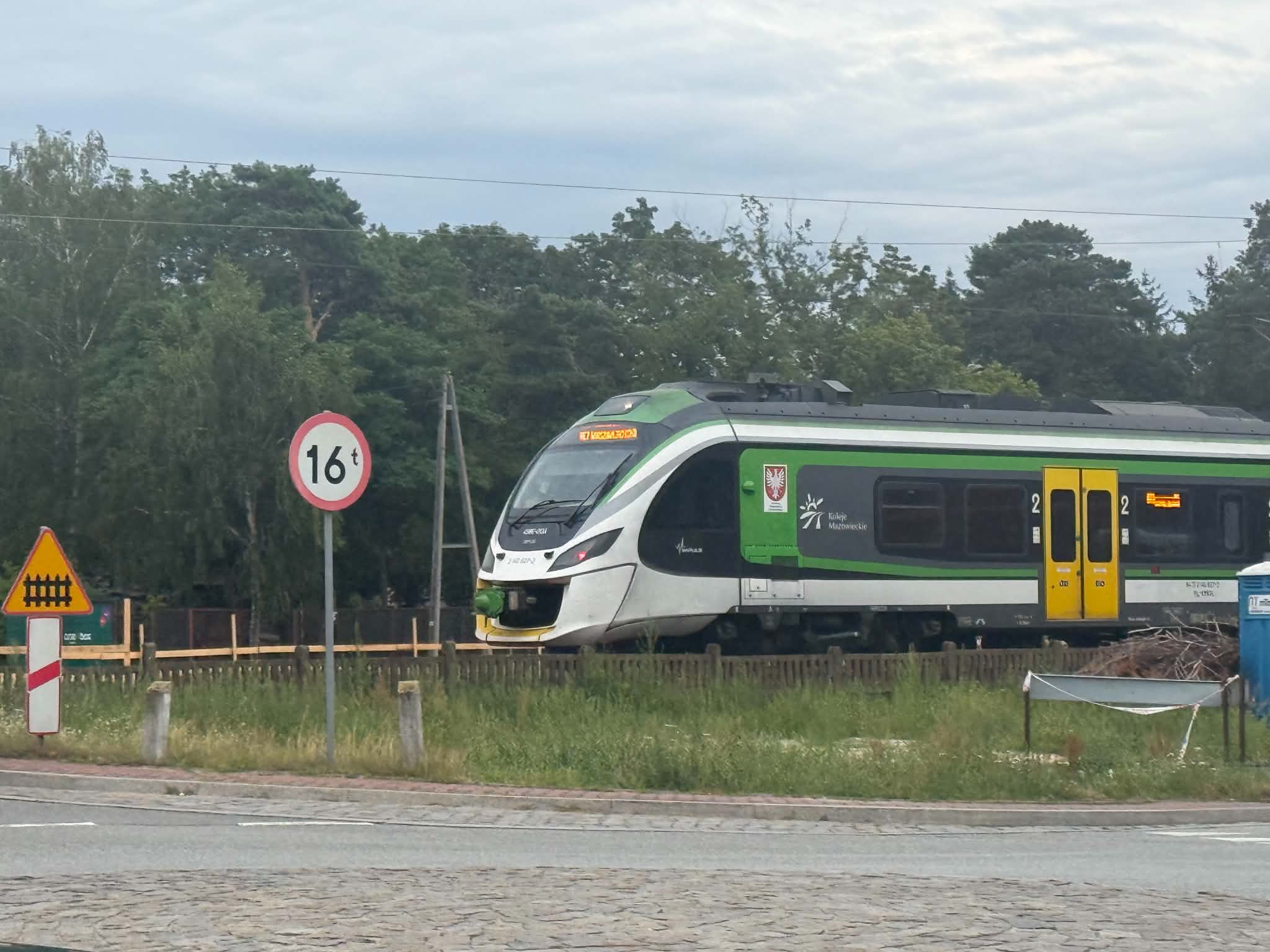 Pociąg kolei Mazowieckich na Linii Otwockiej Fot. Warszawa w Pigułce
