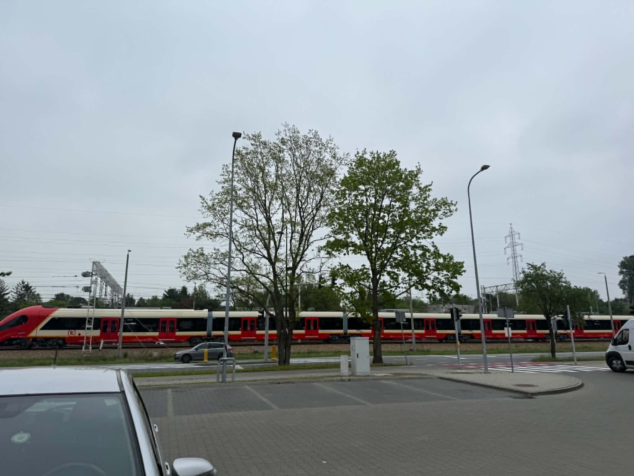 Utrudnienia dla pasażerów SKM i Kolei Mazowieckich. Problemy na trasie do Otwocka, uruchomiono wydłużoną komunikację zastępczą