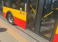 Warszawski autobus stojący na przystanku.