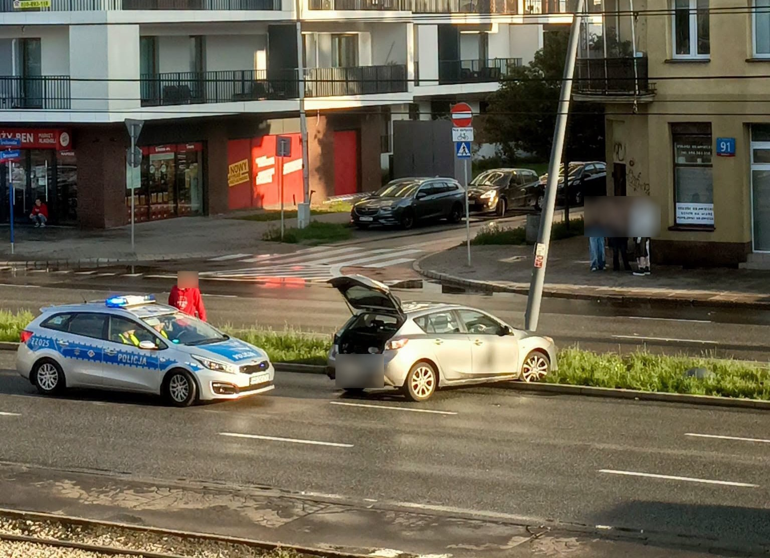 Kolizja na Grochowskiej. Samochód uderzył w latarnię