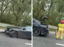 Kolizja na Wisłostradzie. Na zdjęciu widać rozbity przód auta i otwarty bagażnik.