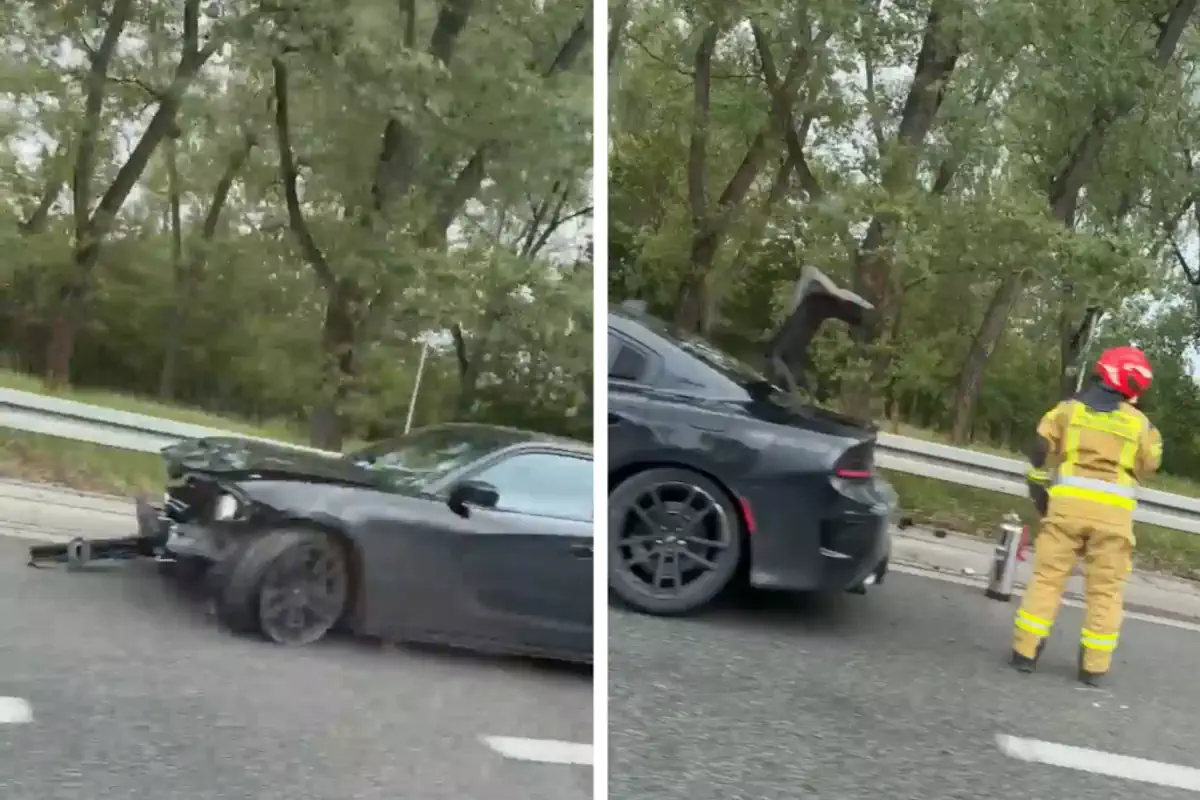 Kolizja na Wisłostradzie. Na zdjęciu widać rozbity przód auta i otwarty bagażnik.