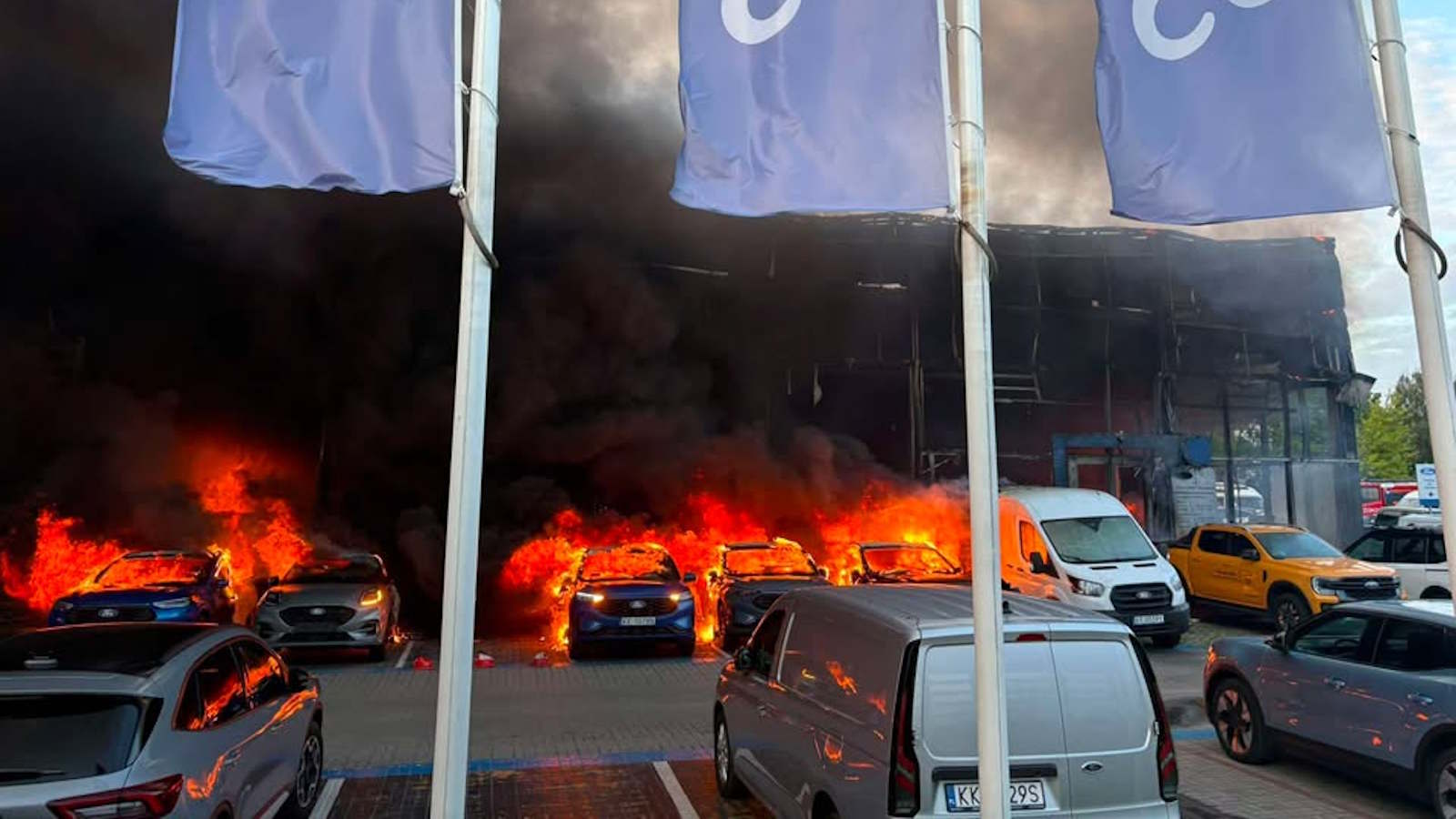 Gęsty dym widać z całej Warszawie. Gigantyczny pożar warsztatu i salonu samochodowego. W akcji 45 zastępów straży pożarnej