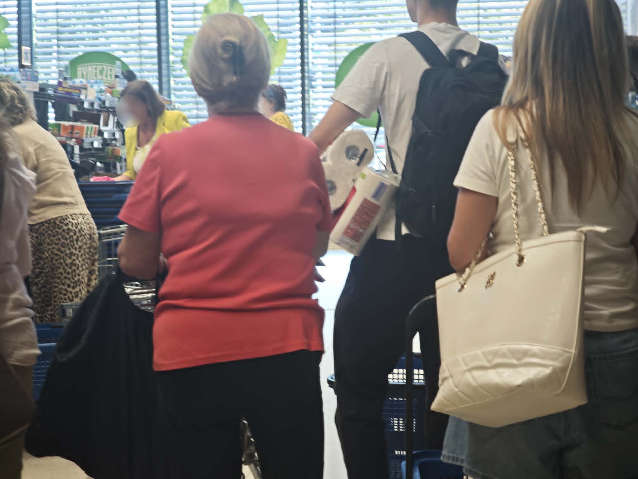 Tłumy szturmują Lidla przed długim weekendem. Sklep otworzył dodatkowe kasy, kolejki są gigantyczne
