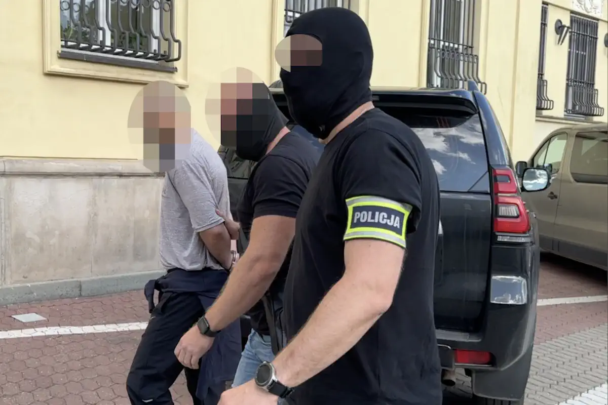 Trzech Rosjan zatrzymanych w Warszawie. W mieszkaniu znaleziono broń z zatartymi numerami