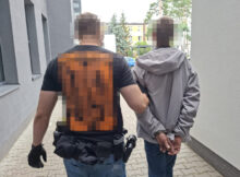 Policjanci z podejrzanym Fot. Policja