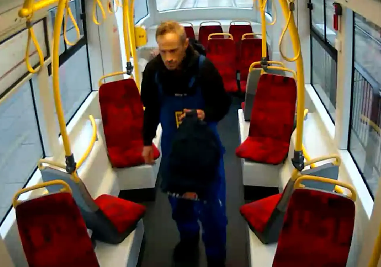 Policja szuka tego mężczyzny. W tramwaju zniknął plecak z blisko 20 tys. zł