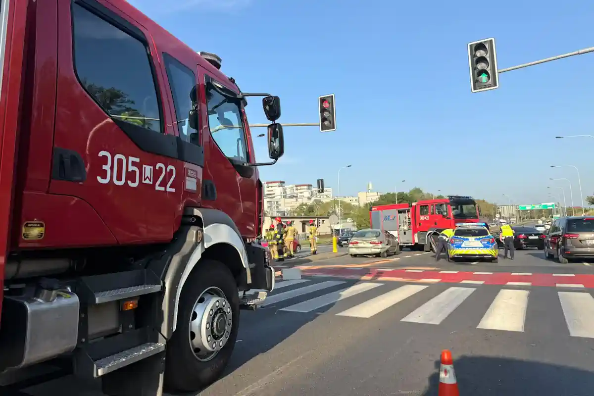 Zderzenie trzech aut na Wale Miedzeszyńskim. Gigantyczne utrudnienia