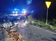 Tragiczne zdarzenie w Pionkach na Mazowszu. Na zdjęciu widać rozbity motocykl i samochód oraz interwencję służb.