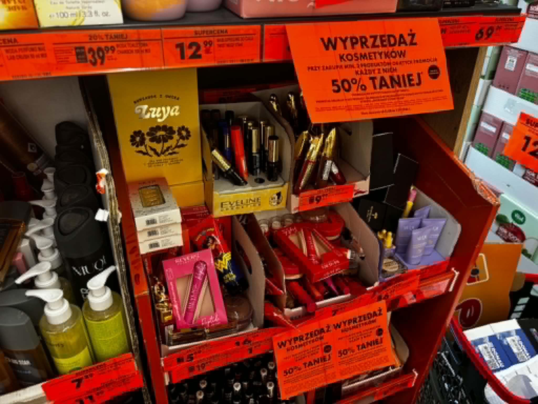 Biedronka ruszyła z wielką wyprzedażą. Te produkty kupisz za połowę ceny