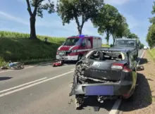 Tragiczny wypadek pod Płockiem. Na zdjęciu widać czynności służb na miejscu zdarzenia.